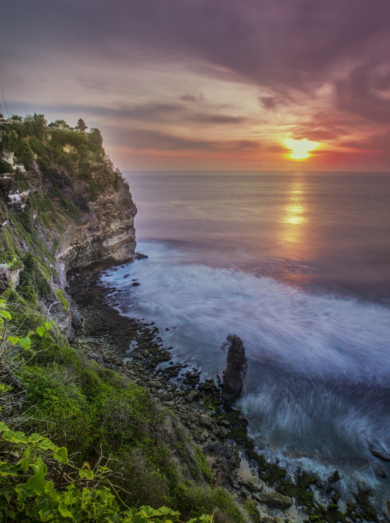 Pura Luhur Uluwatu Guide: Temples, Sunsets, and the Kecak Fire Dance